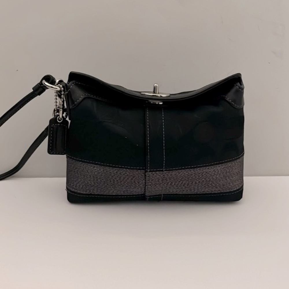 LIKE NEW COACH SIGNATURE CLUTCH